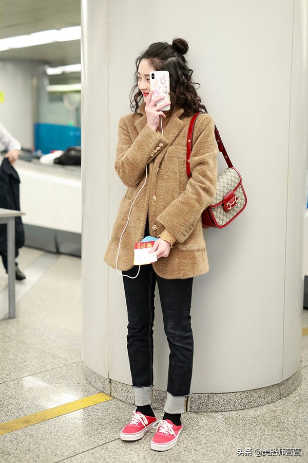 周洁琼出机场穿的鞋子,周洁琼穿长筒靴