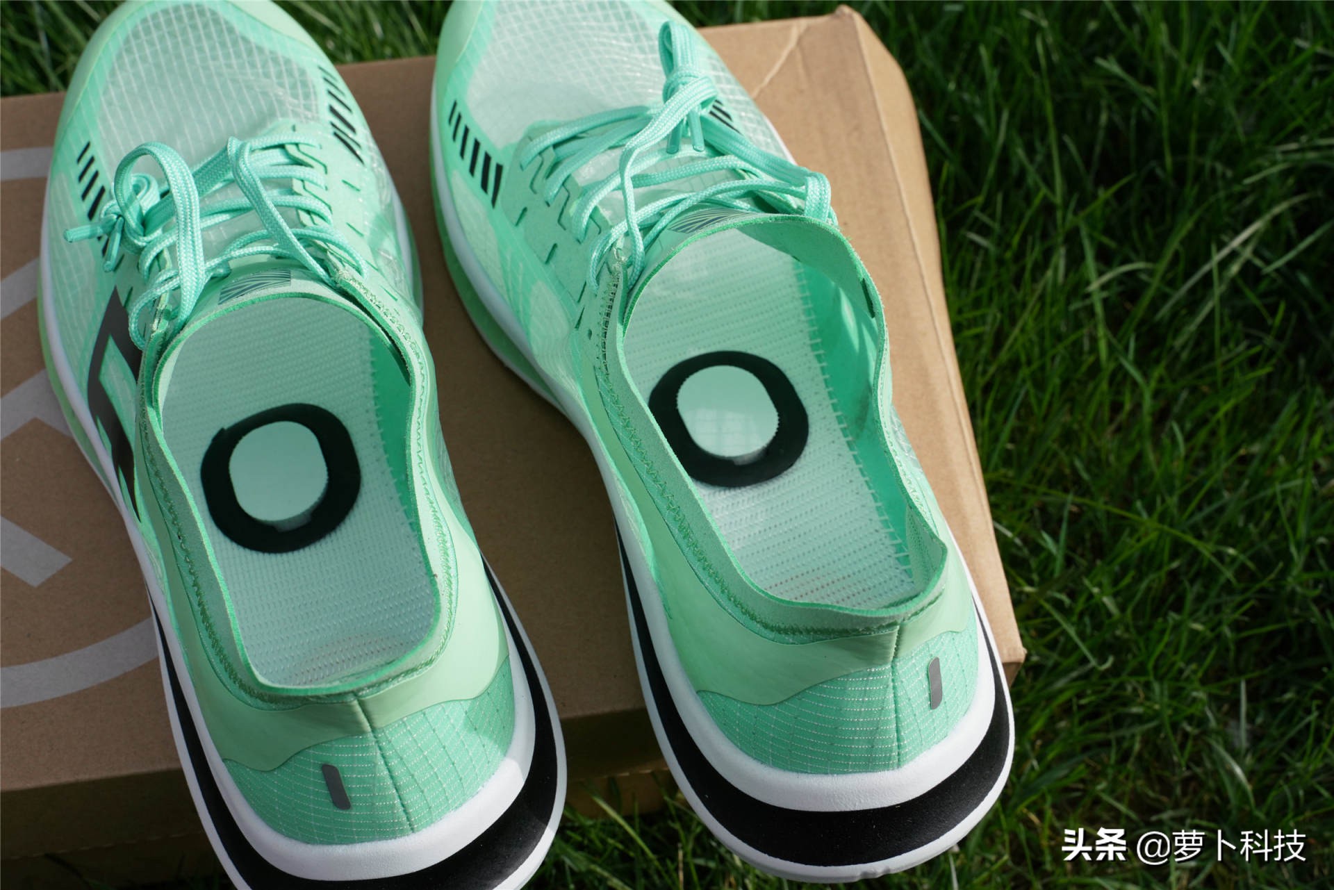 米家freetie轻云缓震竞速跑鞋,freetie轻云跑步鞋和云弹跑步鞋