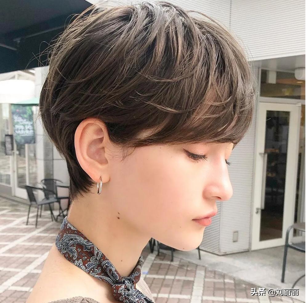 女生短发别针造型,所有女生剪完不用打理的减龄短发