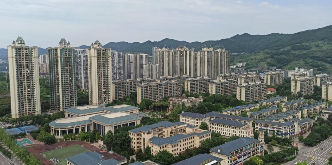 雷翻天！重庆首个带空中泳池的超级豪宅交房，现场惨不忍睹