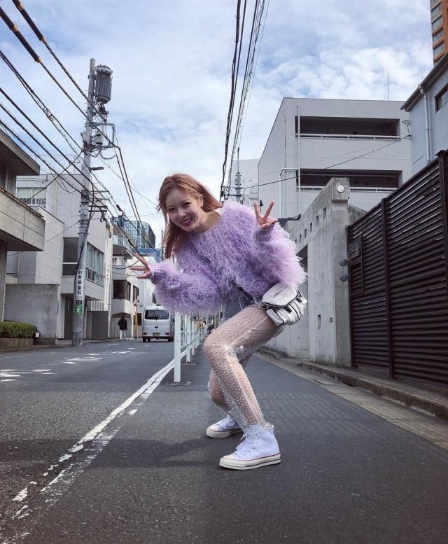 金泫雅穿白裤子,金泫雅穿黑色打底