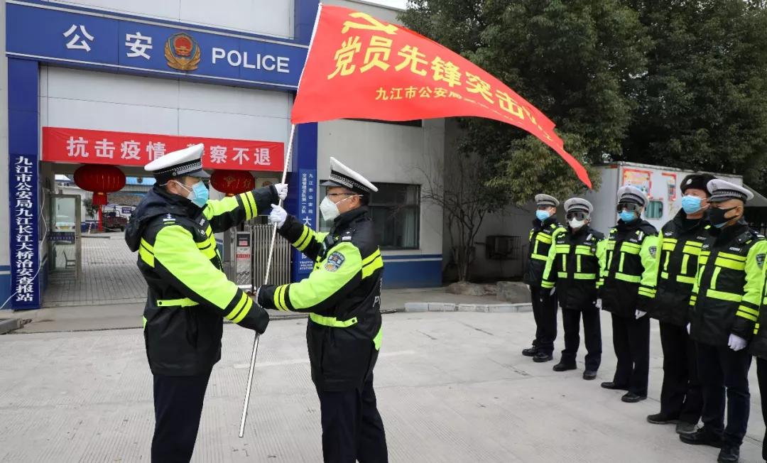 湖北方向来辆救护车双胞胎病危，九江交警请示后护送到医院