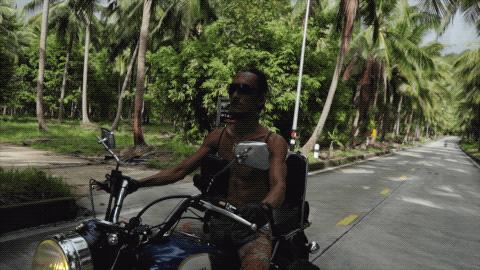 他卖掉豪宅搬进山洞,做出一个全世界风景最好的厕所