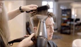 头发硬两边翘怎么办,男生头发很炸该怎么剪好看