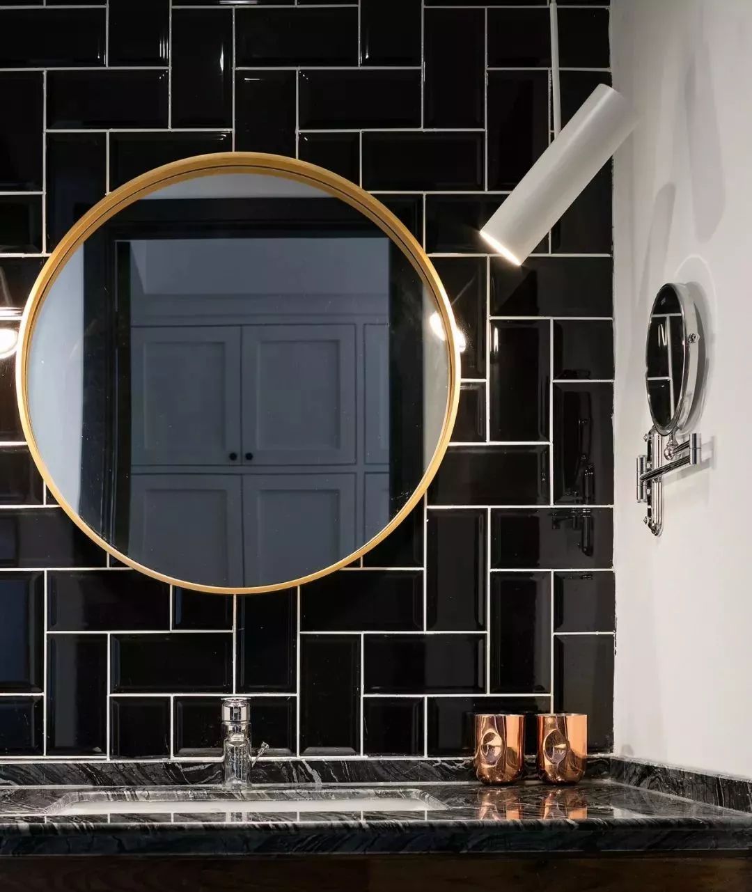 有没有什么办法解决镜子对着门,怎么解决镜子对着门的问题