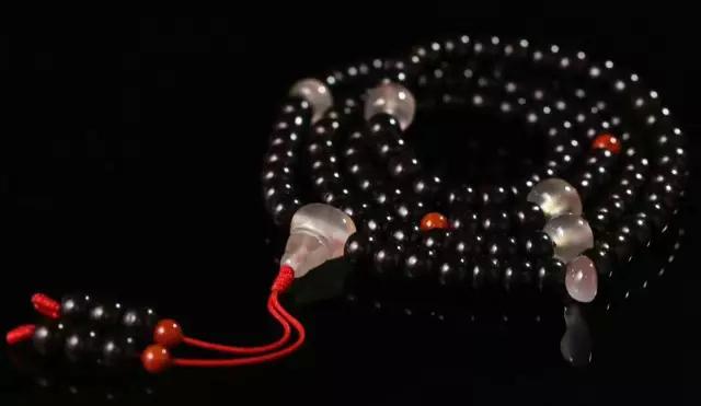 手串配饰是先盘还是先上配饰,沉香手串配饰和无配饰哪个好