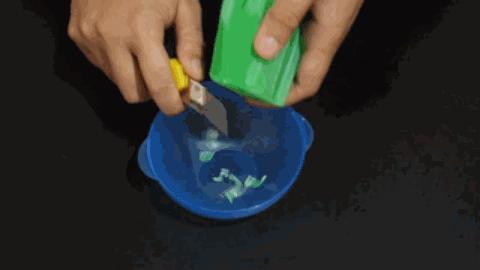 往脚上涂花露水会怎么样,花露水喷脚上有什么用