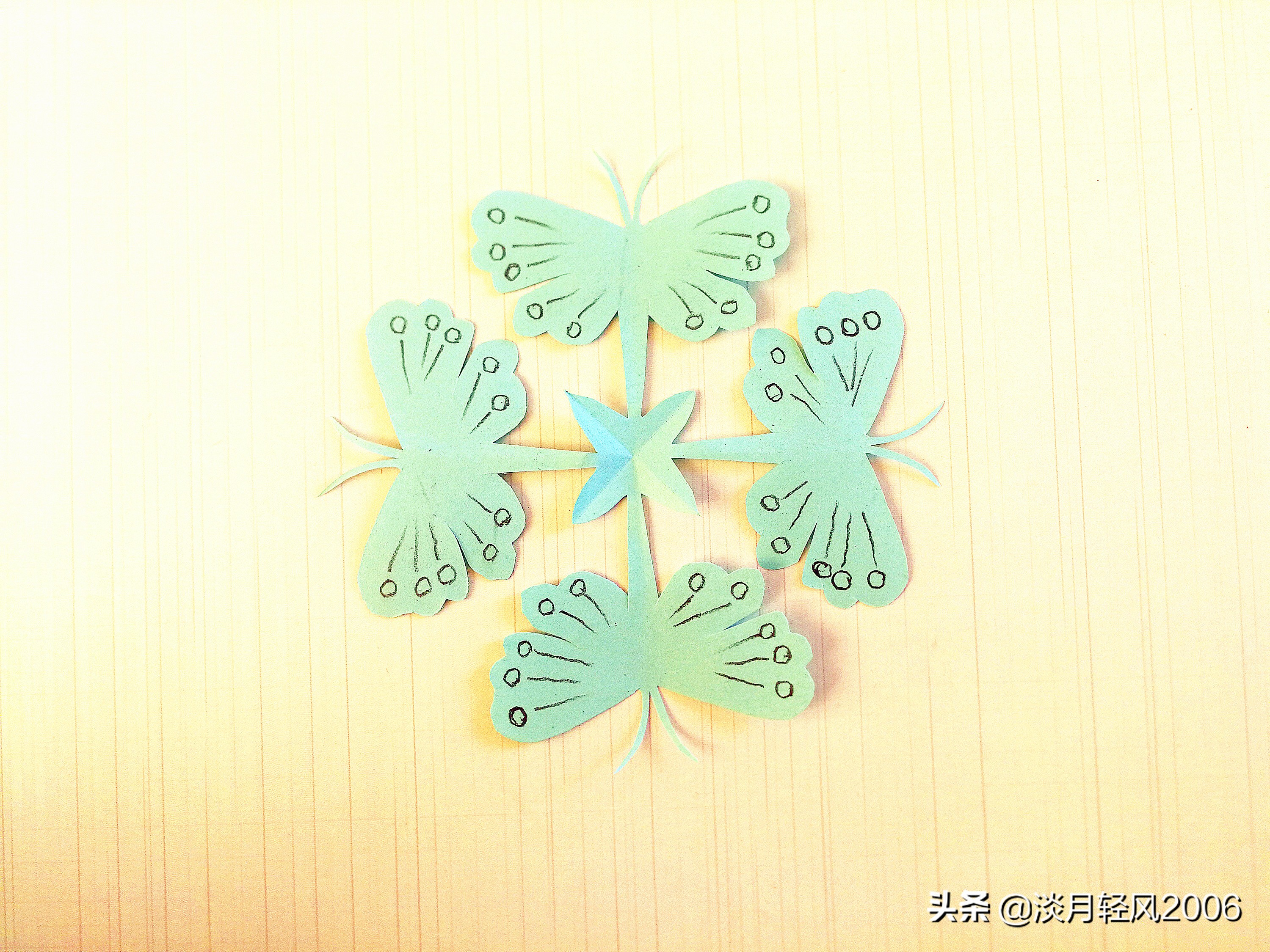 用正方形彩纸折一个蝴蝶会动的,怎样用正方形的卡纸折一个蝴蝶