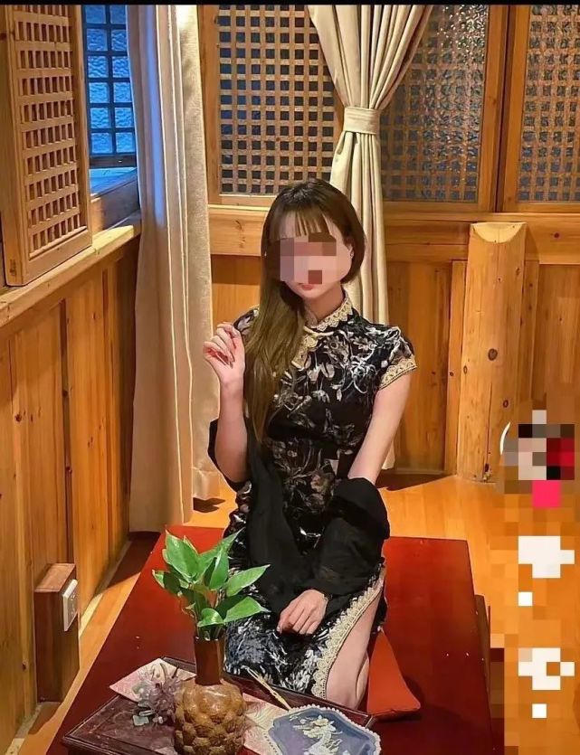 “佛媛”炫富摆拍，露大腿逛寺庙，袈裟也藏不住狐狸的尾巴