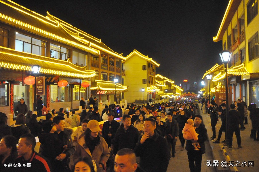 甘肃天水数万民众“上九朝观”祈福纳祥争烧头柱香!(组图)