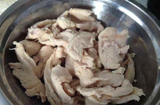 香菇炒鸡肉怎么做好吃又简单视频,炒鸡肉千万别焯水