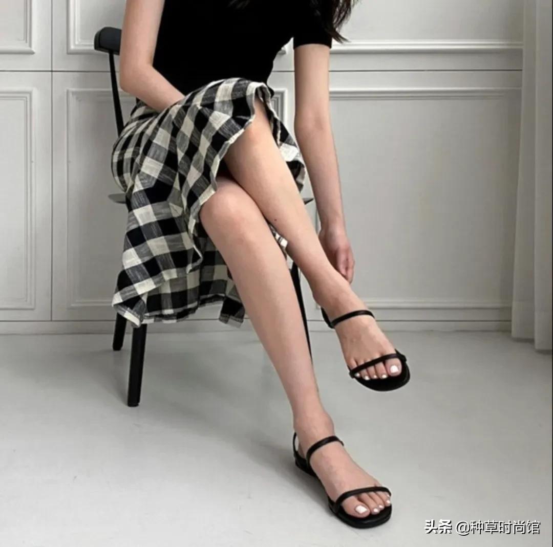 方头的凉鞋不适合什么脚型,脚型瘦长穿什么鞋型凉鞋好看