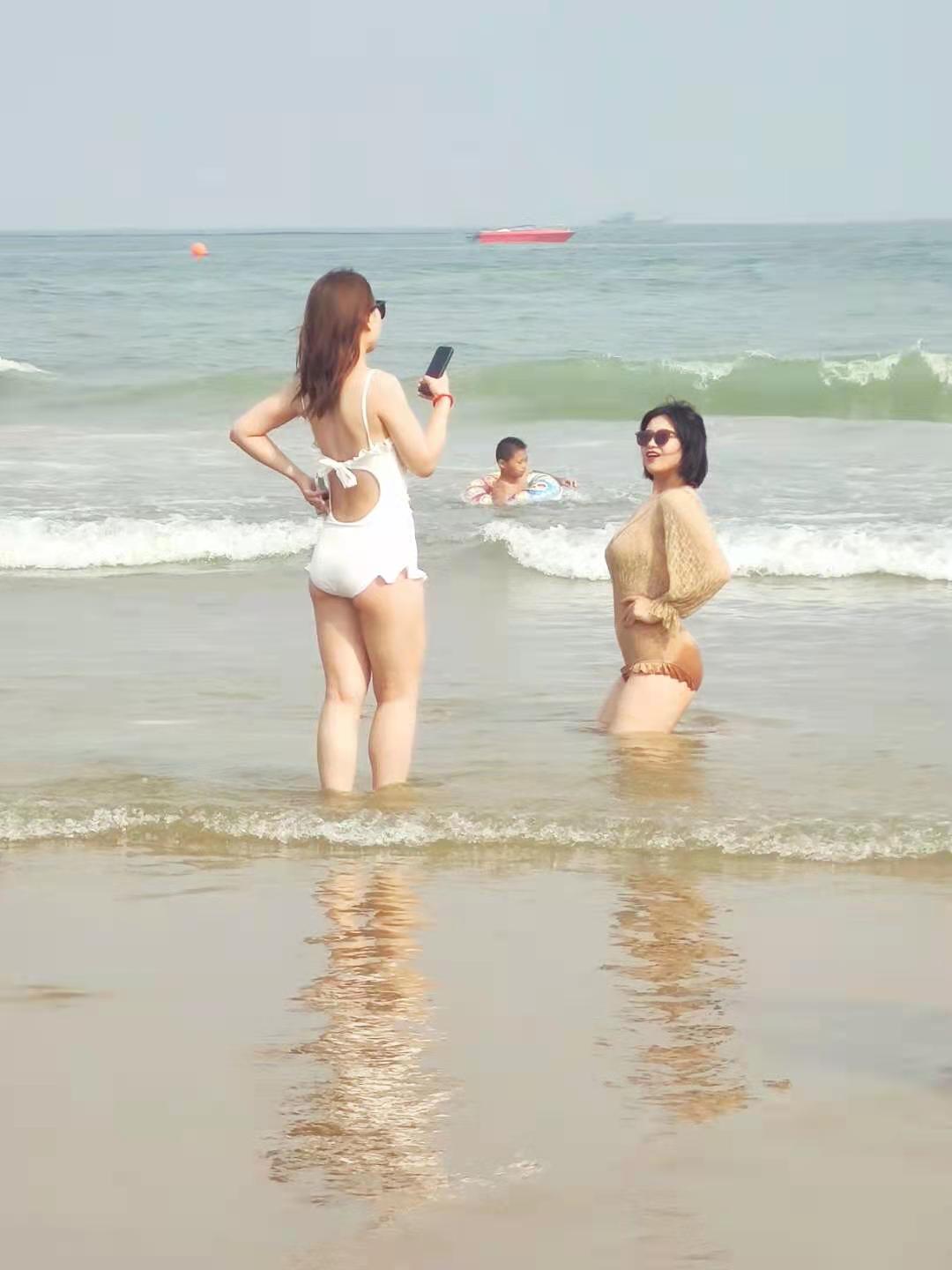 青岛金沙滩——亚洲第一滩，夏天人气火爆，美女扎堆，超级震撼