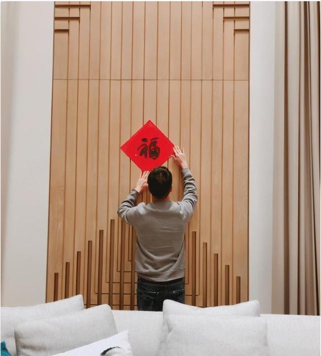 安以轩晒家人合照为儿子庆生视频,安以轩二胎与老公牵手逛街