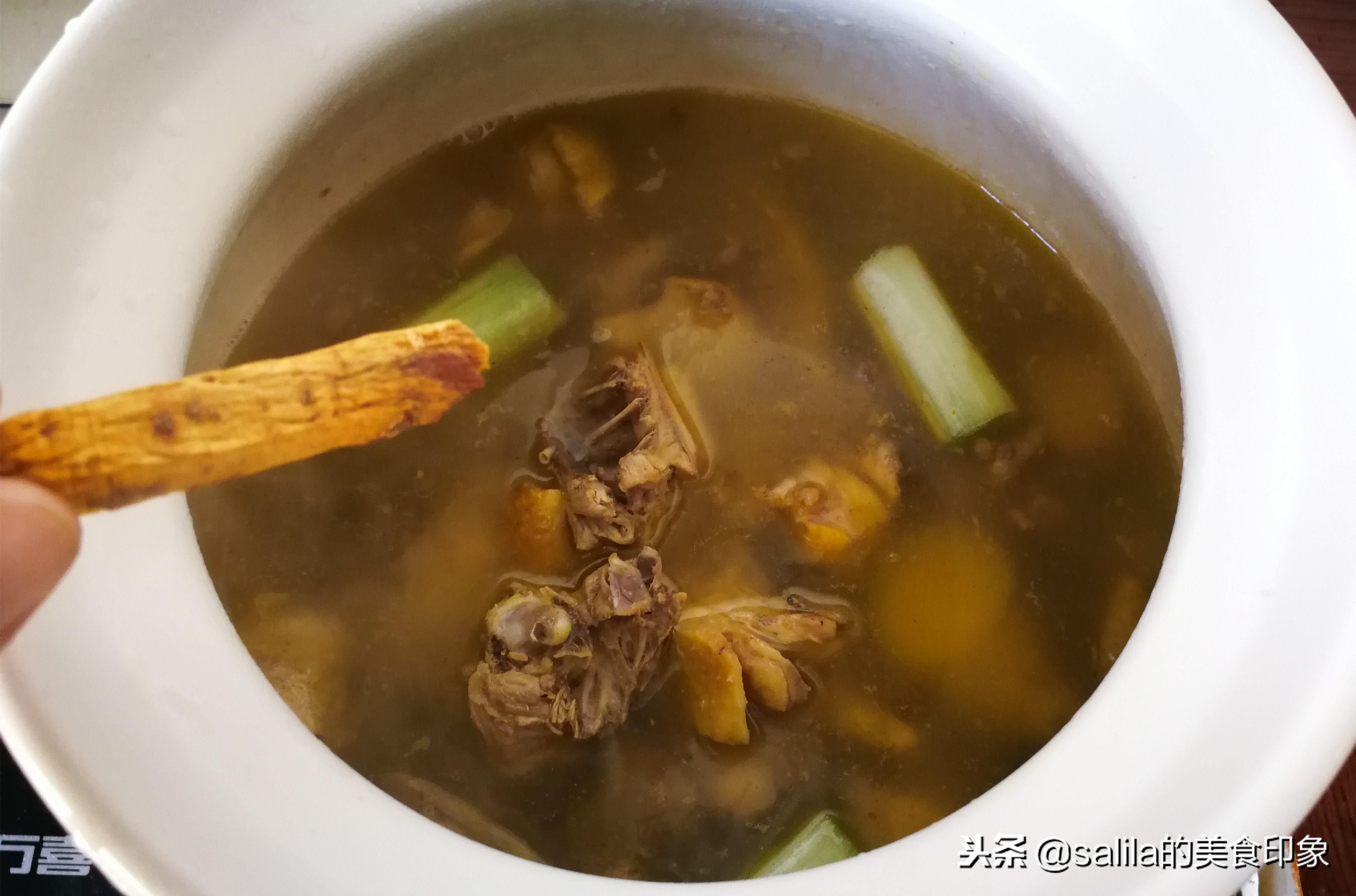 为什么做鸡汤不能有鸡皮,如何让鸡汤味美汤鲜