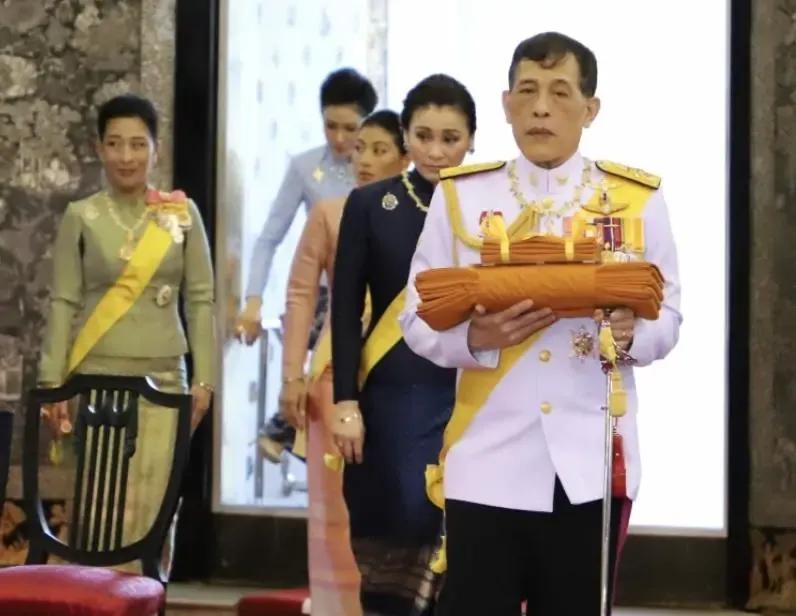 最新公务活动，诗妃坐次改变暗示地位改变，跪地卑微惹人怜