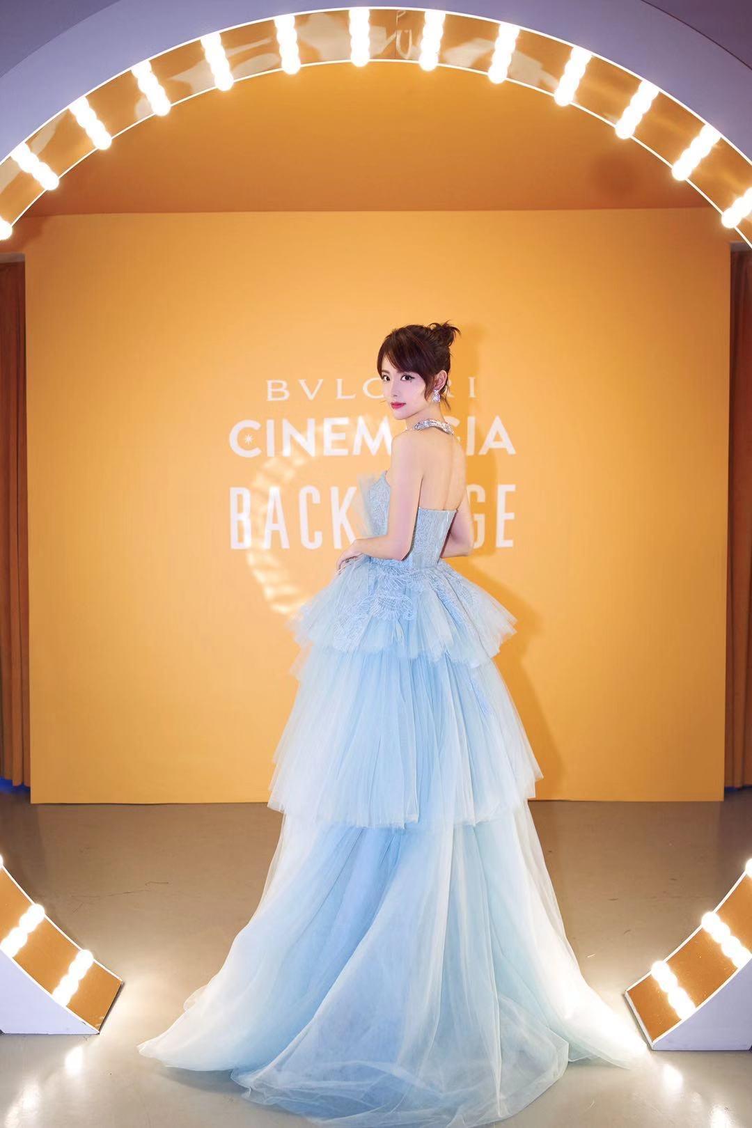 张嘉倪穿一字肩蓬蓬裙,张嘉倪抹胸裙造型