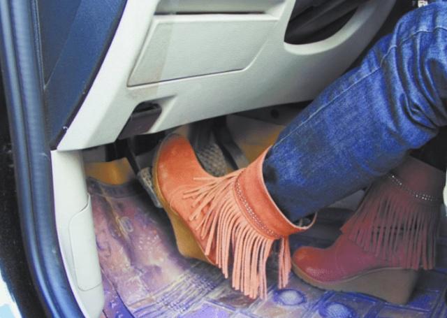 平时开车如何控制油门稳定速度,开车如何踩油门使车匀速平稳