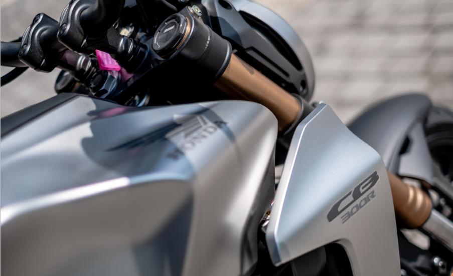 本田小排量旗舰摩托车cb300r,2023款本田cb300r国内优惠