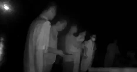 钓鱼小伙救起落水前女友,前女友跳河被桥下钓鱼男友救