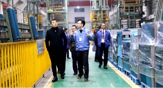 “变脸”有迹可循：深陷450亿债务危机，商业堡垒变成囚禁的牢笼