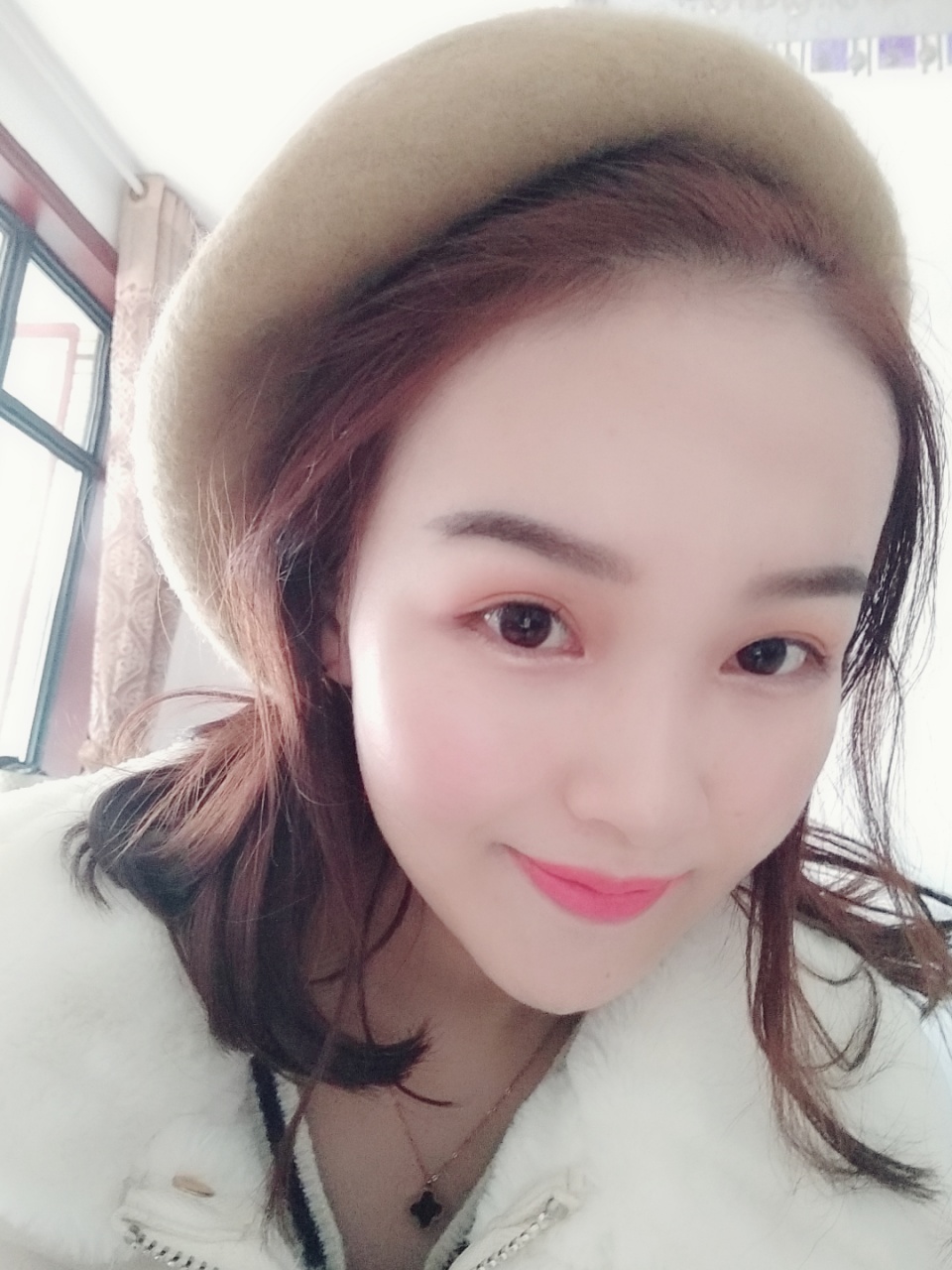 小姐姐体验面部针灸,小姐姐首次尝试面部理疗视频