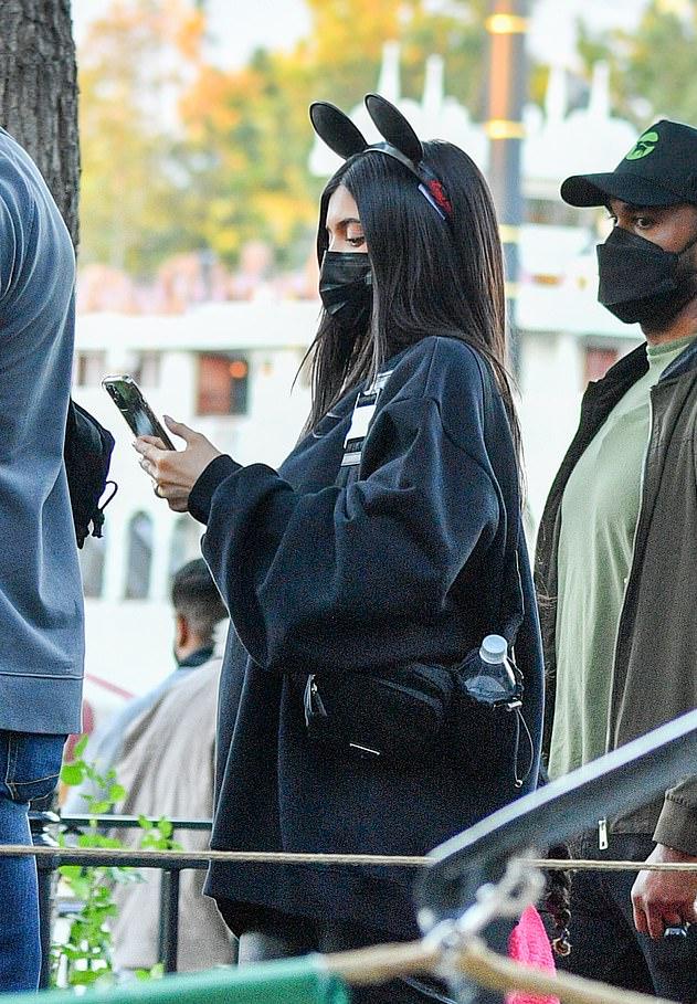 怀二胎的金小妹母女逛迪士尼！卫衣遮不住孕肚，戴米老鼠发箍扮嫩