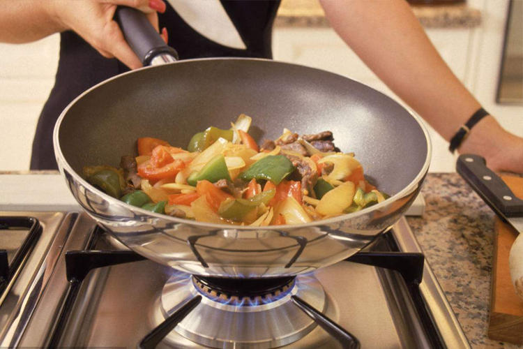 厨房实木柜门油烟去除妙招,厨房油烟熏黑怎么去除