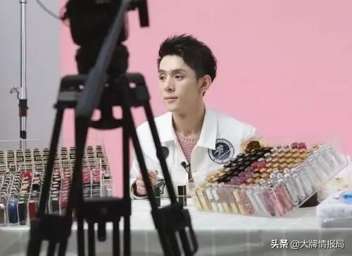 一秒钟赚228万！揭秘李佳琦成功背后伤痛：9年无休患严重支气管炎