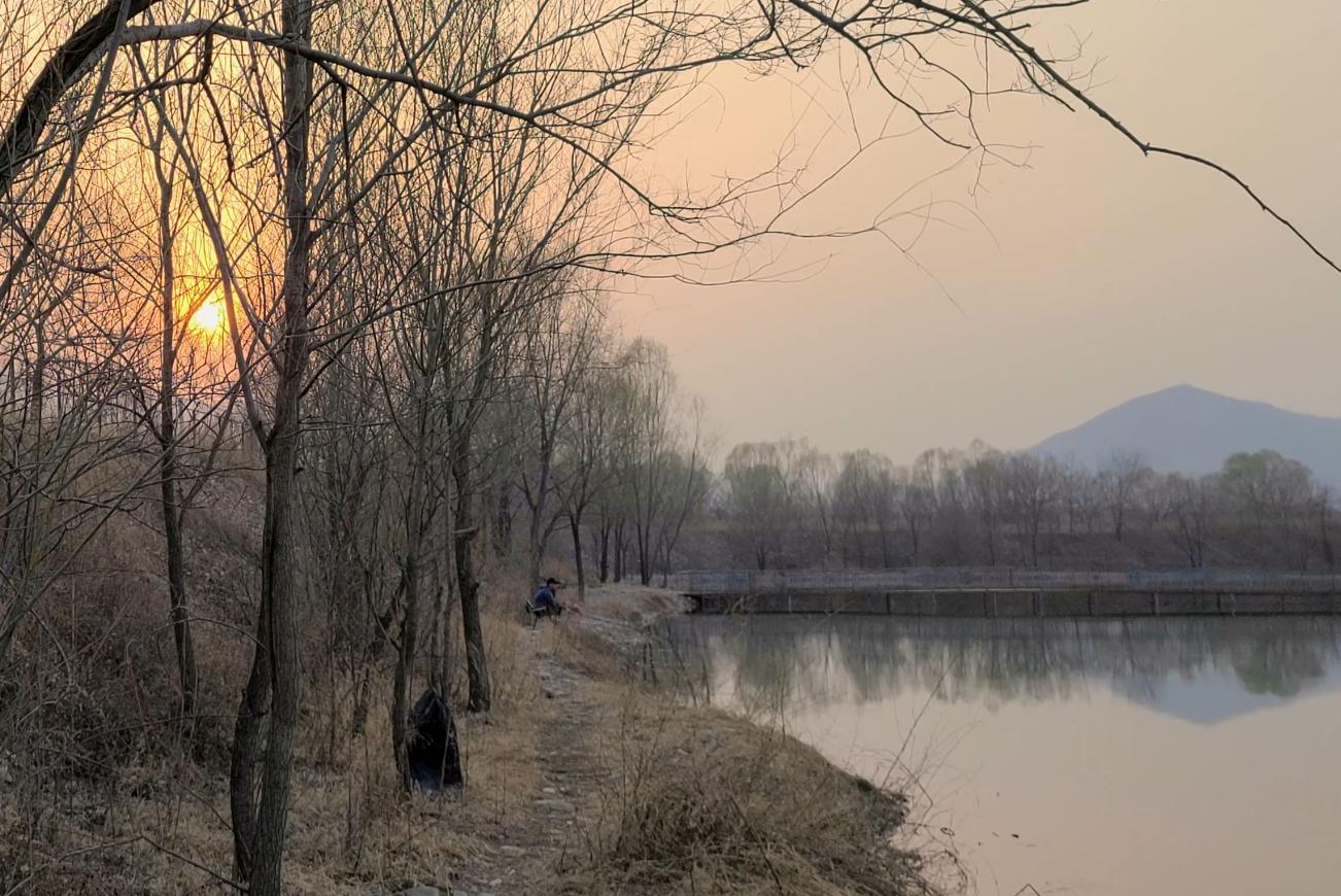 秋季路亚钓鲈鱼追饵不咬,路亚下午怎么钓鲈鱼