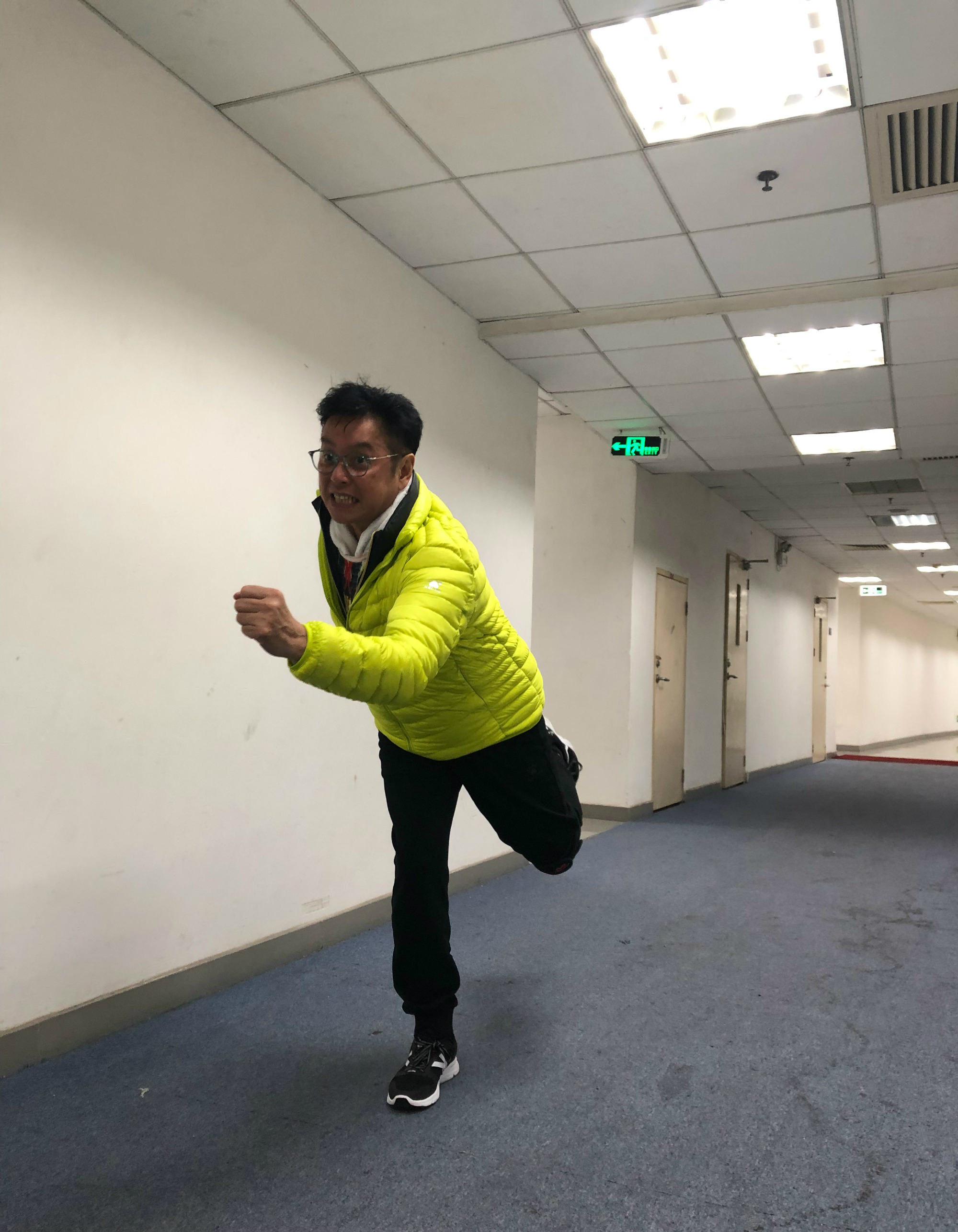 周润发谭咏麟爬山图片,周润发与谭咏麟同框