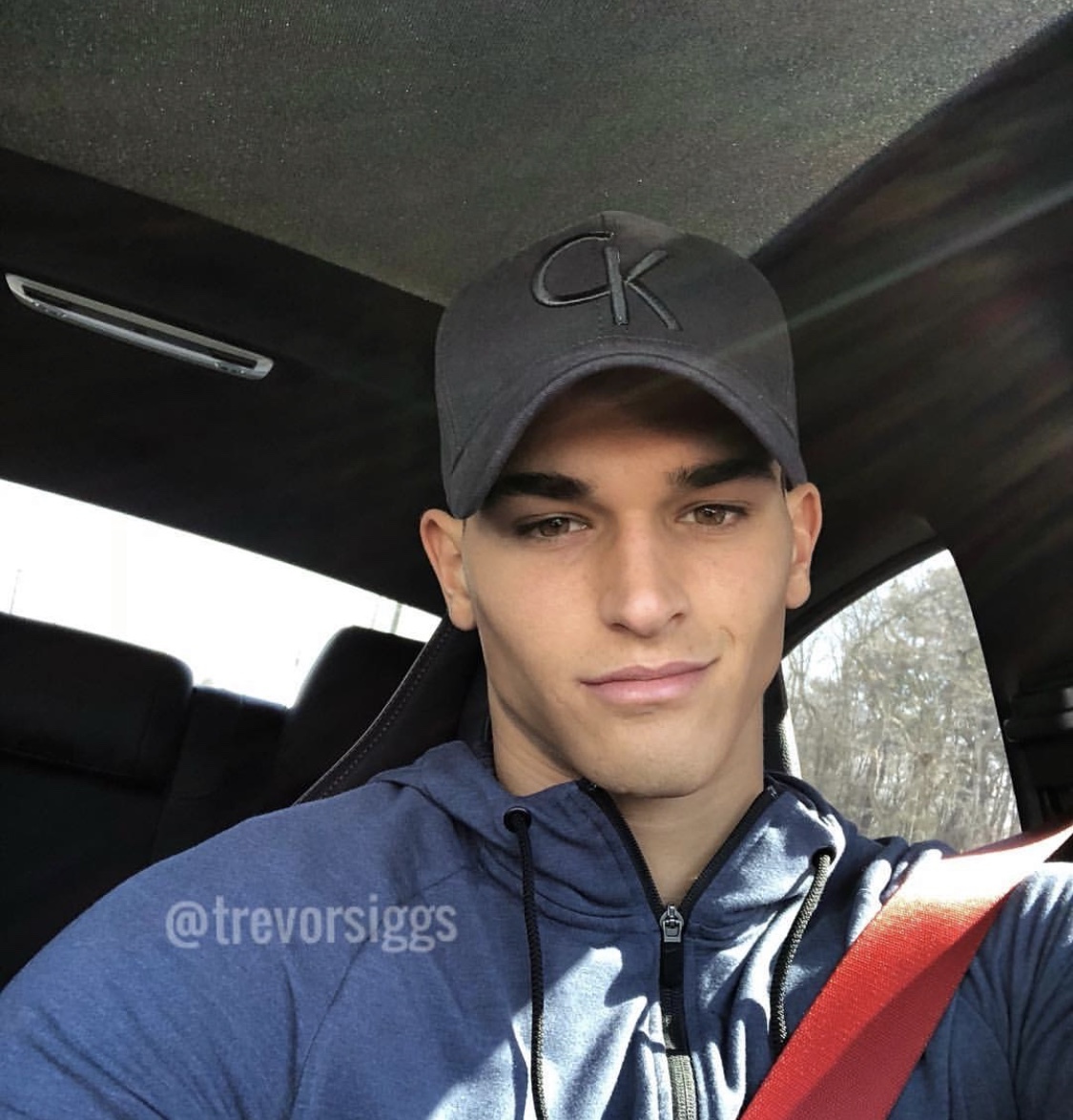 完成学业重新复出，黄金比例的小狼男模狗能否通过时尚的重新洗牌