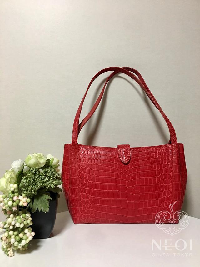 怎样鉴别是不是真正的鳄鱼皮包,鳄鱼皮包包怎么选