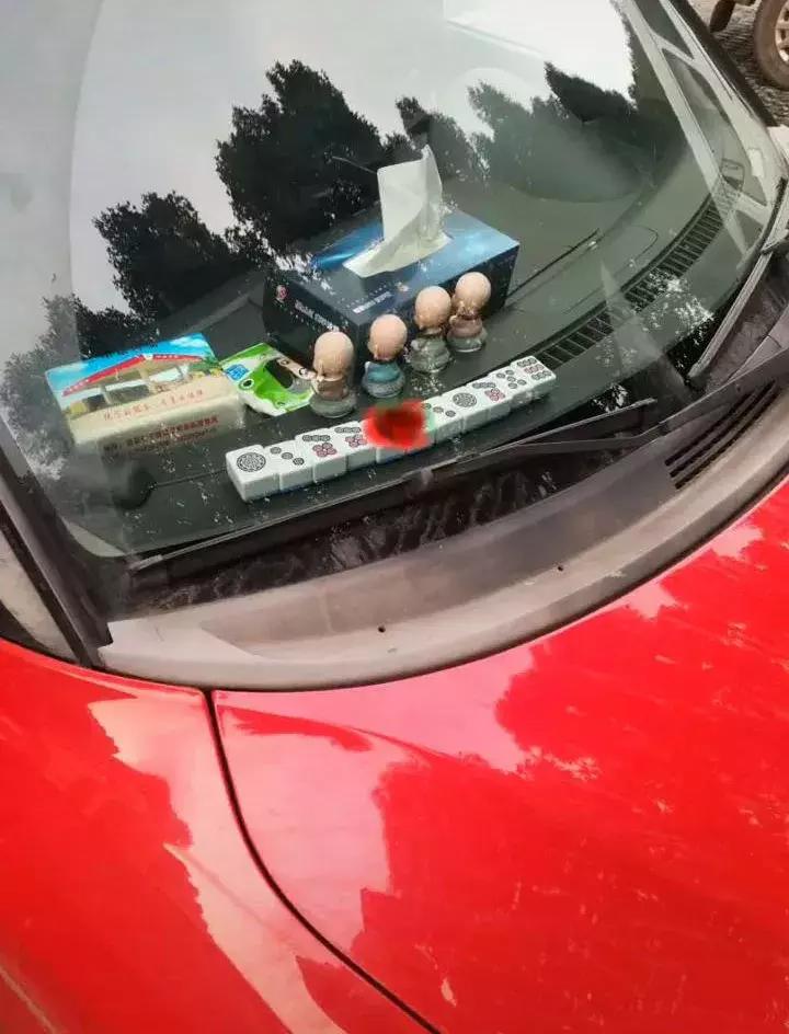 买了个保温杯,结果里面塞满了口红,这是买到假货了?