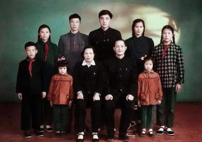 “六星上将”洪学智,两度授勋实至名归,儿子一文一武