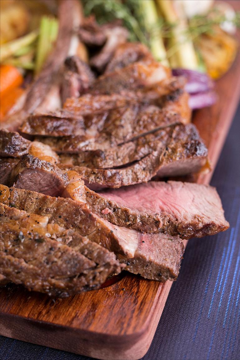 西餐厅给一杯柠檬水是干嘛的,吃西餐为什么上一杯白开水