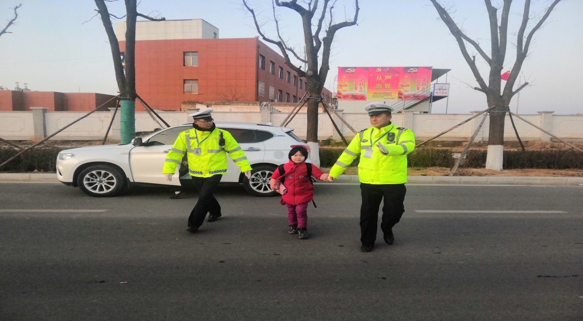 交警护学岗筑起防护墙--记白水交警李永奇事迹