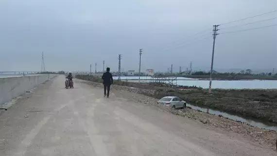 珠海男子开车冲进海里,珠海一男子开车冲到海里