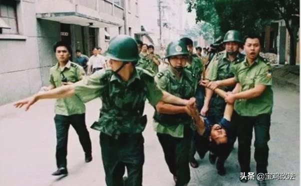 杀人主犯劳荣枝案最新情况,劳荣枝审判现场遭受害者家属暴打