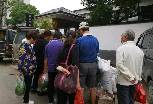 小区来了卖麻油的，老远就闻到香味，原来猫腻在机器里，还好没买