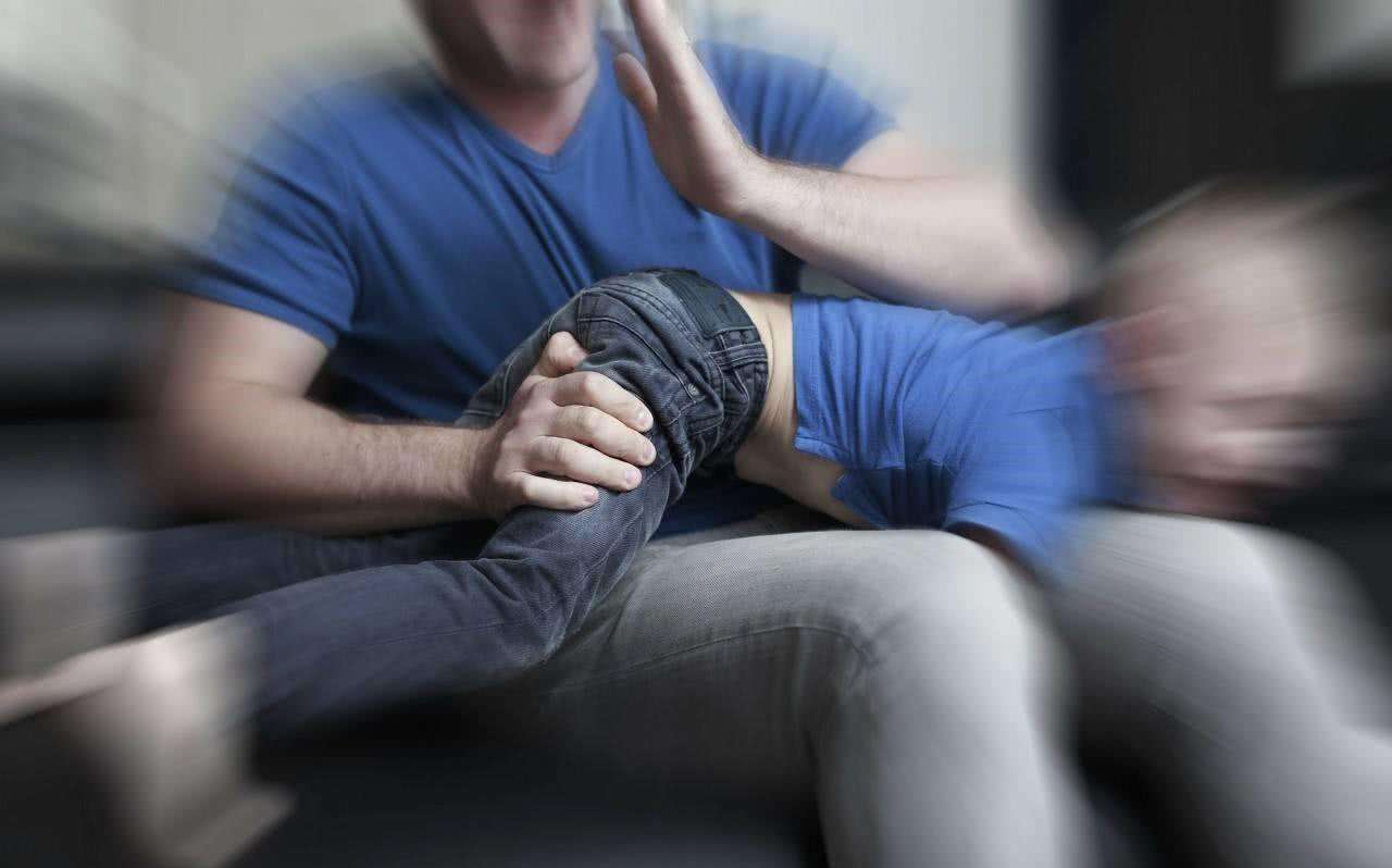 淘气小孩被老师打,淘气娃被爸爸教训