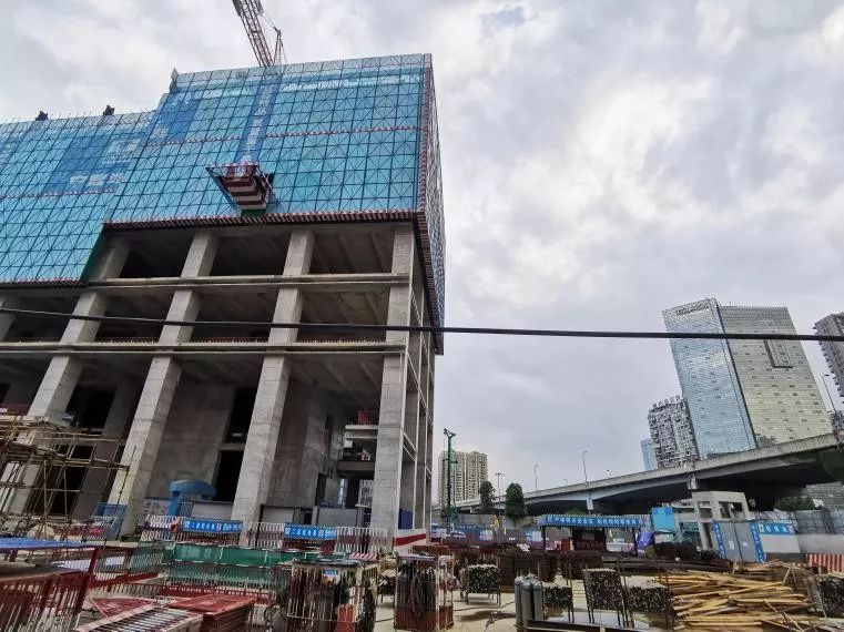 磨了7年“洋工”之后，攀成钢乐天广场终于冒出了地面