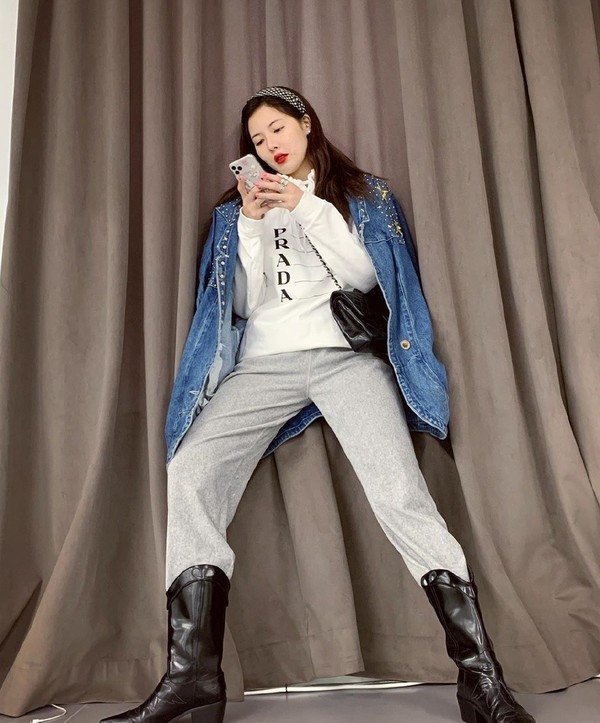 小野马泫雅街拍,小野马泫雅淡蓝色牛仔裤白色上衣