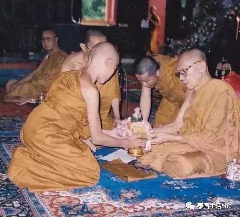 泰国一个男网红当和尚,泰国男人做和尚