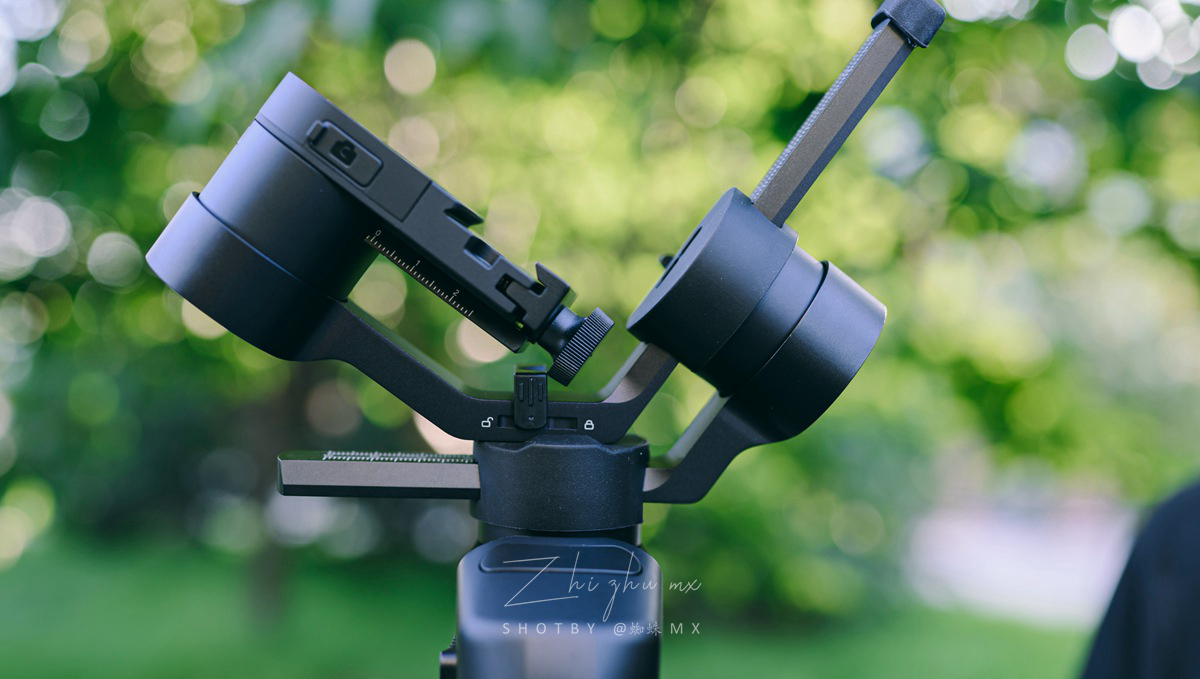 “跨界级”专业防抖，手机和微单都可用，普通人的视频“法宝”