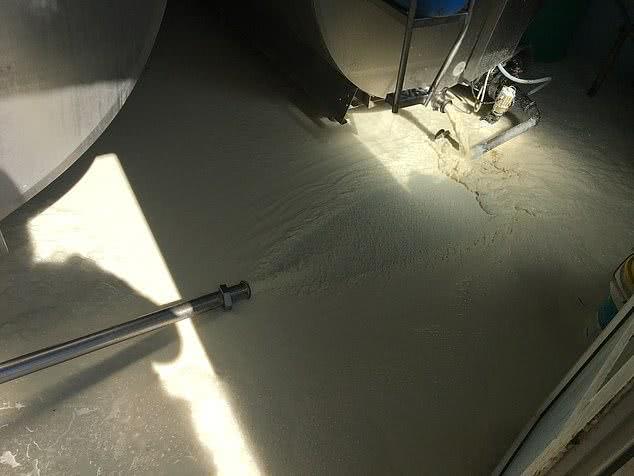 英国牛奶滞销，数十万升被直接放掉，白花花的液体淹没脚面