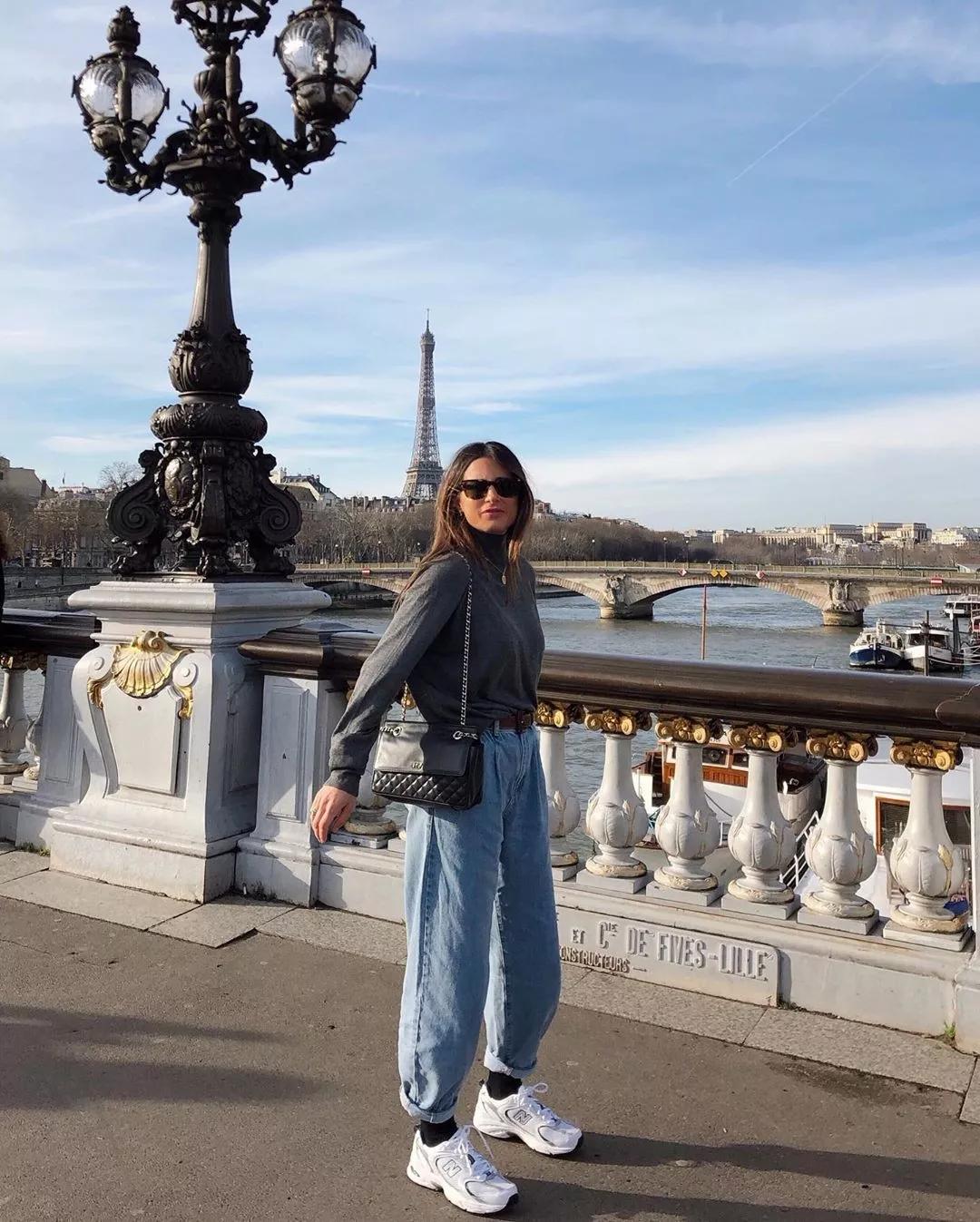 秋冬长款牛仔阔腿裤搭什么鞋好看,显瘦穿搭今年非常火的阔腿裤