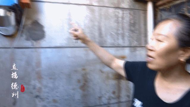 德州一饭店烟囱装在“围城”里，坑苦楼上邻居