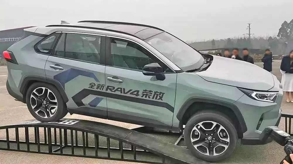 场地越野体验,新rav42.0四驱爬坡