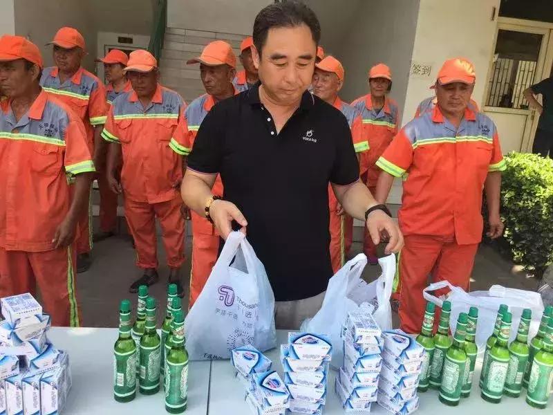 盛夏给环卫工人送清凉,街道环卫工人送清凉